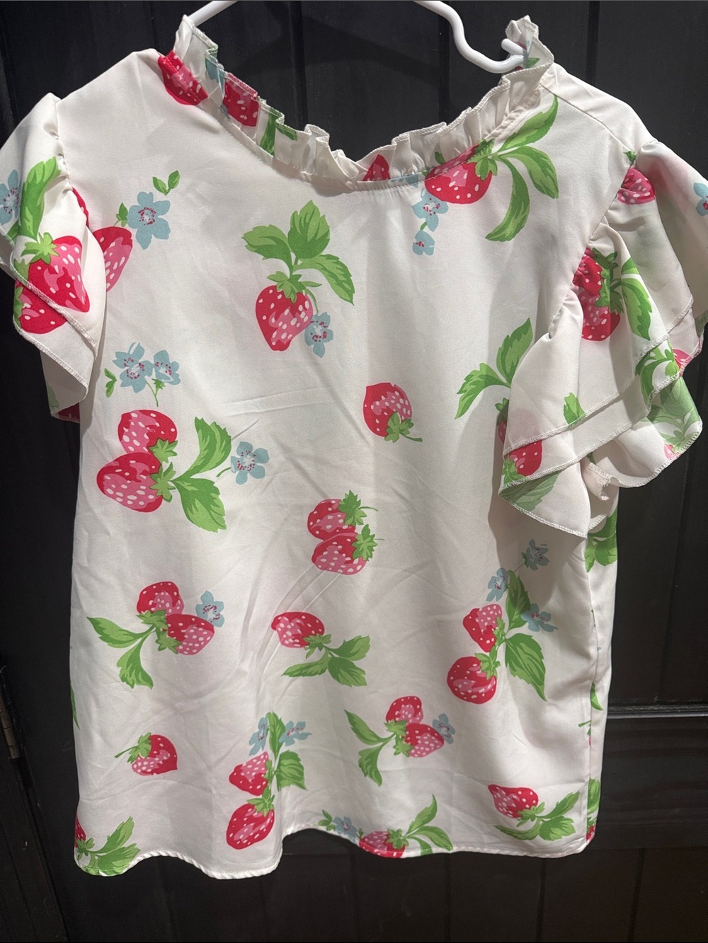 Le Due Sorelle Boutique White Strawberry Print Ruffle Sleeve Top